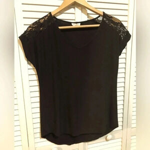 BLU PLANET BLACK LACE SHOULDER WOMENS SHORT SLEEVE TOP SIZE MEDIUM